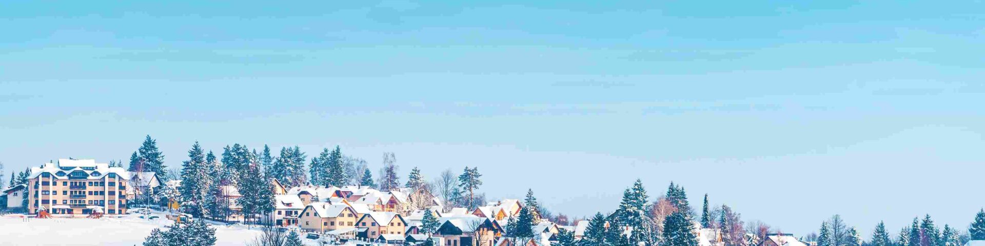 Panoramski prikaz snežnog Zlatibora sa hotelima i kućama okruženim borovima